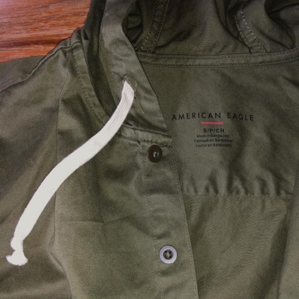 Men’s Size Small Brand New AE Hooded Button Down